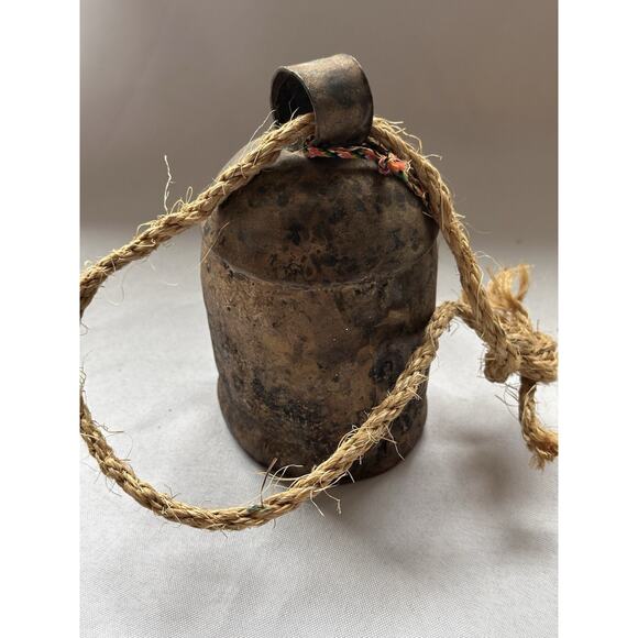 Vintage Hand Made Iron Cow Bell W/ Wooden Clapper Old Primitive Antique 6in Tall - Picture 4 of 7